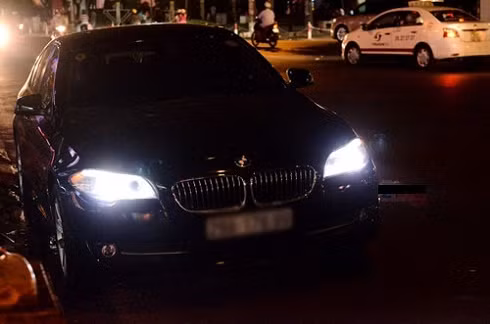 Sau lùm xùm nhà mượn, năm 2013, Angela Phương Trinh tiếp tục vướng vào sự cố xe mượn. Chiếc BMW 523i có trị giá 2 tỷ đồng được cô cũng úp mở về chuyện đã tậu nó, nhưng đó là xe cô mượn của một đại gia giấu mặt.