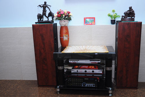 Tuy nhiên, ngôi nhà khang trang này từng bị bóc mẽ là nhà của... một người bạn Angela Phương Trinh. Trên báo điện tử Infonet, Angela chia sẻ nhà của cô tại Q.8 đang sửa nên cô đến đây ở cùng bạn song nhiều vật dụng trang trí nhà do cô mang đến.