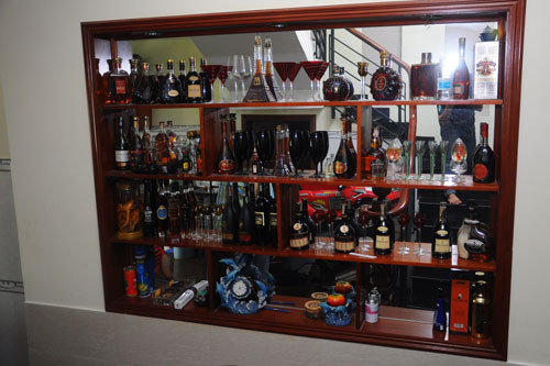 Ngôi nhà "mượn" này có tủ rượu với nhiều loại đắt tiền.