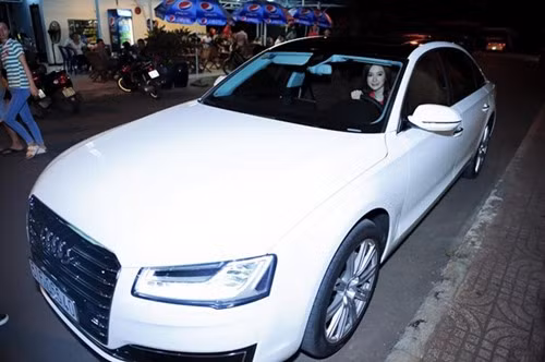 Gần đây, Angela Phương Trinh tuyên bố tự thưởng cho mình siêu xe Audi có giá trị lên tới 6 tỷ đồng. Cô khẳng định đây là thành quả lao động của mình.