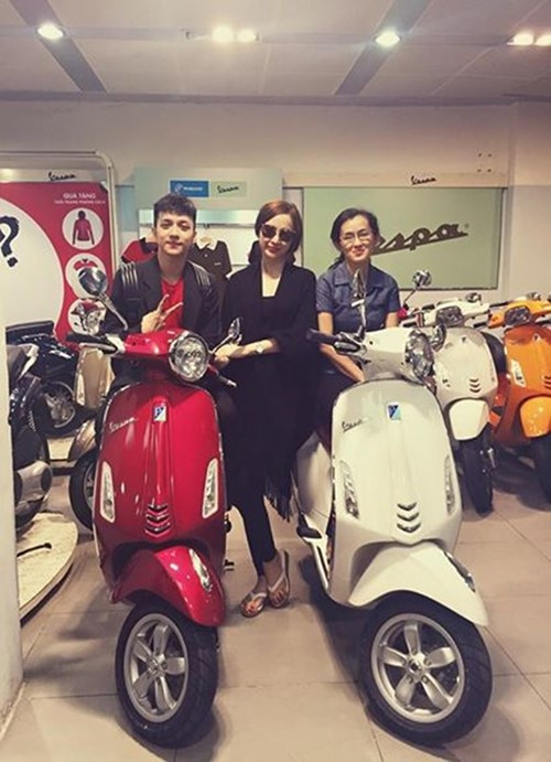 Ngoài ra, Angela Phương Trinh mua 2 chiếc Vespa lên đến cả trăm triệu tặng mẹ và anh trai Cường Dimo.