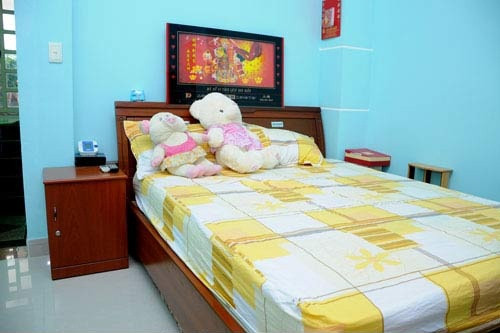 Phòng riêng của cô và em gái Phương Trang được bài trí giản dị.