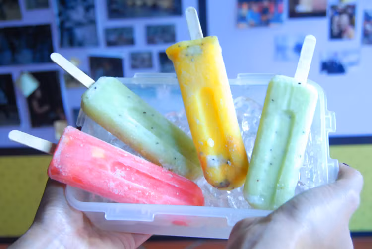 Bán khá chạy mặt hàng này, một nhân viên cửa hàng cafe trên đường Quang Trung (Đống Đa - Hà Nội) cho biết: "Trung bình một ngày cửa hàng bán được khoảng 200 que kem hoa quả, thời điểm đông khách thường vào 4-5h chiều".