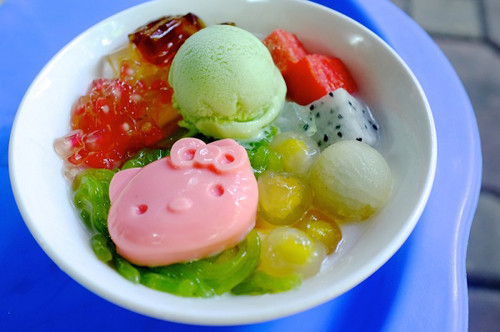 Ngoài ra, nhiều bạn trẻ khá tò mò với loại chè Kitty giá 20.000 đồng/bát tại phố Tô Hiến Thành (Hà Nội). Mỗi bát chè có kem, hoa quả, và viên thạch tạo hình mèo Kitty ngộ nghĩnh.