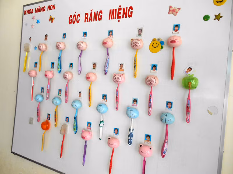 Vật dụng vệ sinh răng miệng cho bé