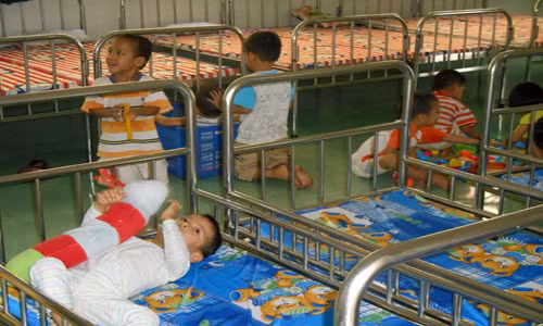 Năm bảo mẫu tạm bị đình chỉ gồm Vũ Thị Quý (52 tuổi), Trần Thị Thu Trinh (44 tuổi), Nguyễn Thị Lan (46 tuổi), Nguyễn Thị Bảo Châu và Lưu Thị Hà.