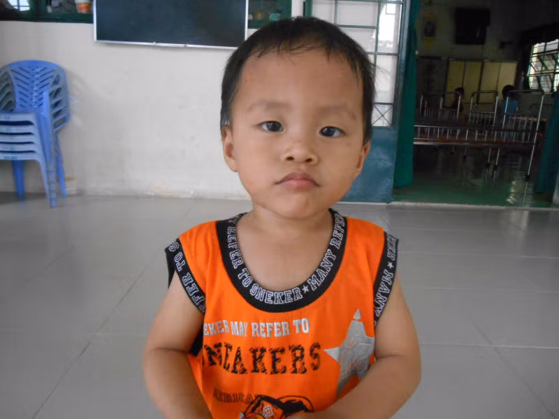 Họ thường tát liên tục vào mặt, dùng dép đánh, đá, hăm dọa hoặc cào cấu các bé.