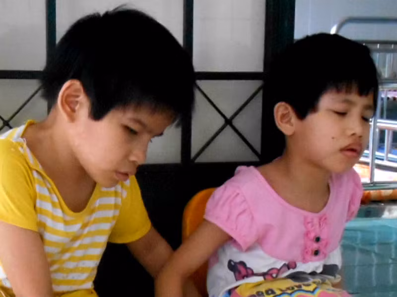 Các bé mang trong mình căn bệnh HIV lại bị mù, câm, điếc.