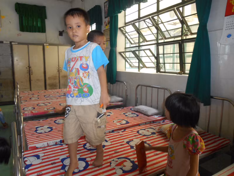 Các bé trai nghịch và hiếu động nhảy lên giường.