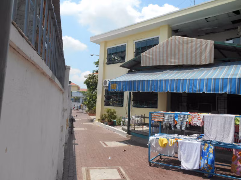 Tường nhà dân giáp ranh Trung tâm Linh Xuân.