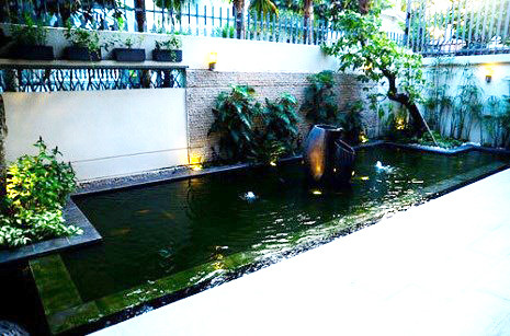 Ngoài cây xanh, khu hồ nước còn được lắp hệ đèn hắt tạo điểm nhấn, hình khối và chiếu sáng khi trời tối, giúp sân vườn biệt thự lung linh, sinh động.