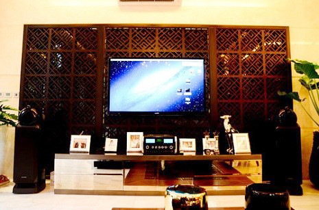 Bên trong, nội thất nhà diễn viên Ngọc Ánh cũng khá đặc biệt, với nhiều tông màu và phong cách khác nhau song lại có sự hài hòa, nhẹ nhàng, lãng mạn. Phòng khách chọn gam màu nâu trầm cho kệ để đồ, tủ đứng treo tivi.