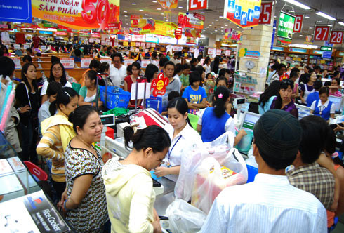 Nhân dịp nghỉ lễ, từ nay đến hết ngày 3/5, hệ thống siêu thị Co.opmart áp dụng giảm giá đến 50% cho hơn hàng nghìn sản phẩm và rút thăm trúng 19 chuyến du lịch.Trong đó, thực phẩm như bí đỏ, bắp cải, cá basa, cá đổng, cá bạc má, cà rốt... giảm 15-49%. Các mặt hàng thời trang và đồ dùng gia đình cũng giảm giá mạnh từ 90.000 - 600.000 đồng mỗi sản phẩm.