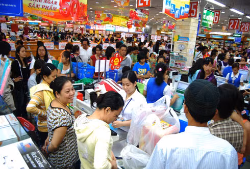 Nhân dịp nghỉ lễ, từ nay đến hết ngày 3/5, hệ thống siêu thị Co.opmart áp dụng giảm giá đến 50% cho hơn hàng nghìn sản phẩm và rút thăm trúng 19 chuyến du lịch.Trong đó, thực phẩm như bí đỏ, bắp cải, cá basa, cá đổng, cá bạc má, cà rốt... giảm 15-49%. Các mặt hàng thời trang và đồ dùng gia đình cũng giảm giá mạnh từ 90.000 - 600.000 đồng mỗi sản phẩm.