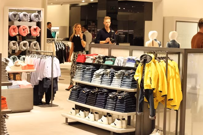 Dịp 30/4 -1/5, nhiều nhãn hàng thời trang bùng nổ chương trình giảm giá. Trong đó nhiều thương hiệu như Yoshino giá 20 - 50% toàn bộ hệ thống, Playboy giảm giá tới 50% tất cả các sản phẩm từ ngày 12/4, Nine West giảm giá lên đến 50% các sản phẩm từ 01/04/2015 đến hết 30/04/2015.