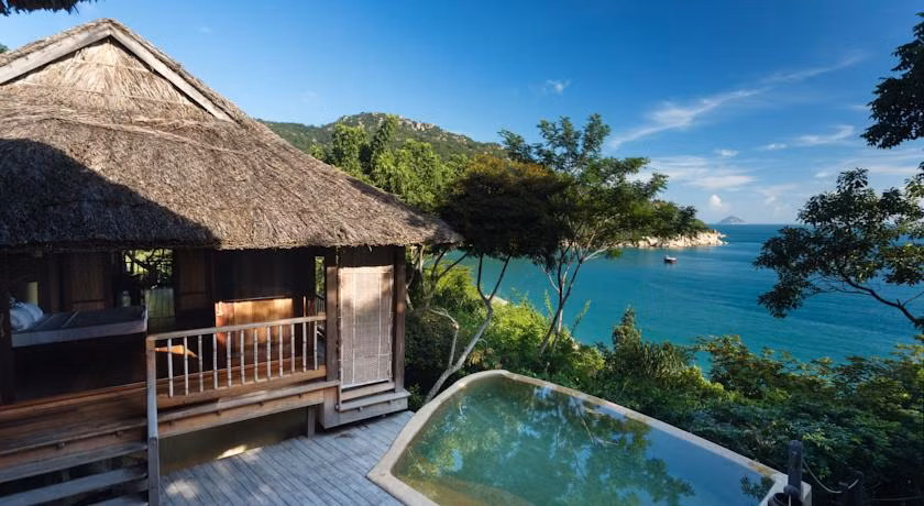 Khu nghỉ dưỡng Six Senses trên vịnh Ninh Vân (Ninh Hòa) nằm giữa khung cảnh thiên nhiên hoang sơ, núi và biển. Tất cả 52 phòng villa cao cấp dọc bãi biển, trên đồi đều có bể bơi ngoài trời, khu phòng khách rộng và hầm rượu cá nhân.