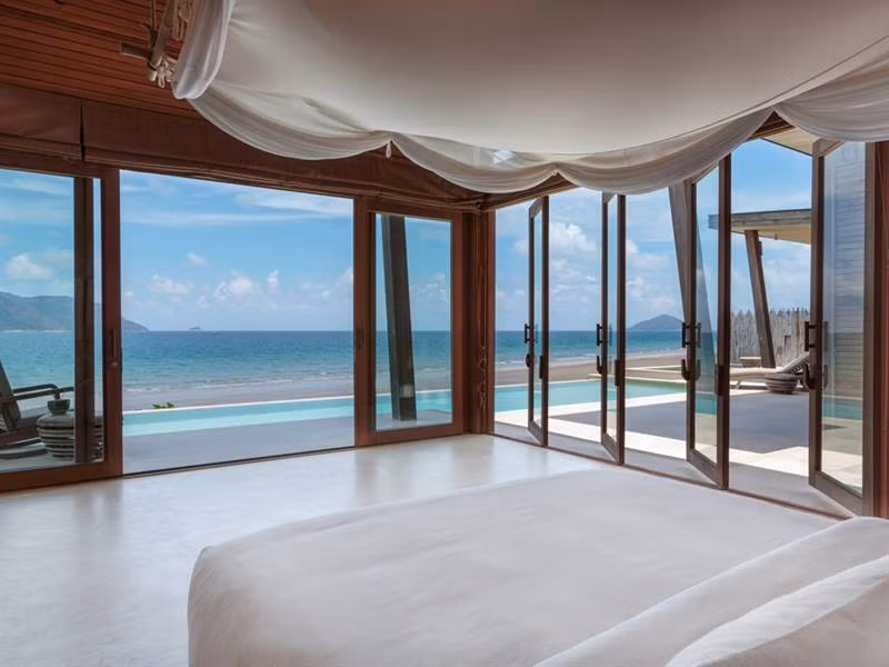 Mỗi phòng tại đây có giá từ 8 - trên 10 triệu đồng/ngày. Ngoài nội thất sang trọng, các biệt thự đều có nhiều loại rượu nổi tiếng.