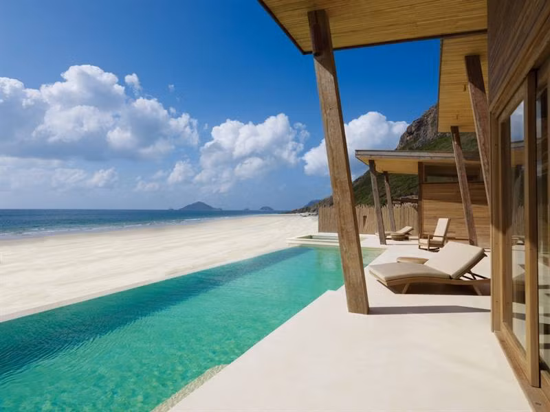 Được ví như chốn bồng lai tiên cảnh, Six Senses Con Dao, Côn Đảo là khu nghỉ dưỡng năm sao với 50 biệt thự làm bằng gỗ. Các biệt thự sang trọng với hồ bơi riêng tạo cảm giác vô tận và tầm nhìn không cản tầm mắt ra biển.