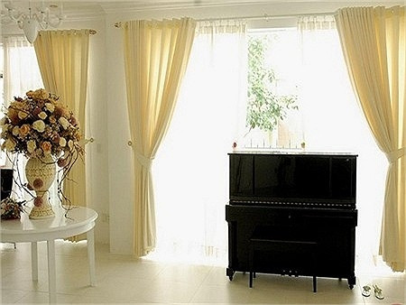 Phòng tiếp khách với tông màu trắng chủ đạo. Trong đó Lý Nhã Kỳ đặt chiếc đàn piano cao cấp.