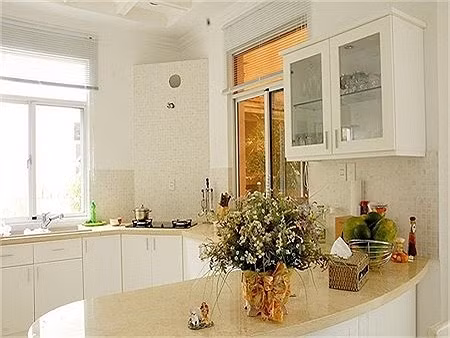 Khu nhà bếp hiện đại, các vật liệu thi công (bàn đá, gạch ốp) đều thuộc hàng đắt đỏ.