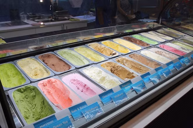 Kem tung hứng là một món lạ, thay vì lấy kem theo cách thông thường, các nhân viên sẽ tung hứng viên kem, chuyền tay khá sinh động.