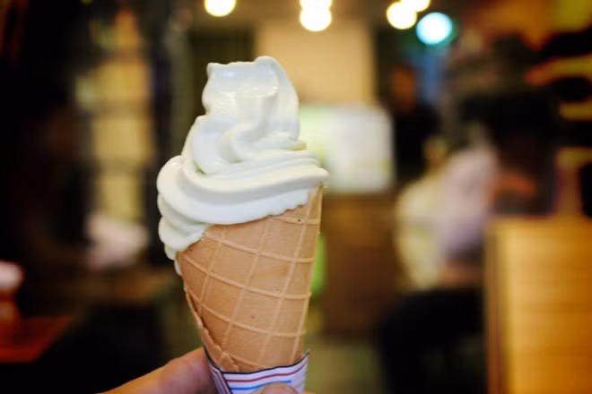 Chỉ nghe tên thôi đã đủ khiến nhiều người cảm thấy rùng mình, song kem mù tạt của cửa hàng trên đường Trần Hưng Đạo (TP HCM) lại mang đến hương vị lạ lùng cho người ăn. Vị cay nồng của que kem khiến không ít người tò mò ăn thử. Một cây kem mù tạt có giá khoảng 35.000 đồng.