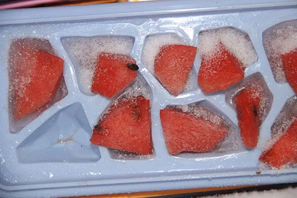 Nhờ màu sắc sặc sỡ, bắt mắt của những viên đá đổi vị mà cốc nước của khách hàng thêm hấp dẫn, thu hút. Giá của mỗi ly nước đá đổi vị vừa ngon vừa lạ dao động từ 30.00 đến 50.000 đồng.