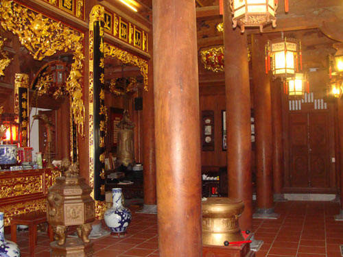 Toàn bộ cột nhà, kèo, cửa vách, hoành phi, câu đối đều được làm từ gỗ lim. Ảnh: Ngọc Dương.