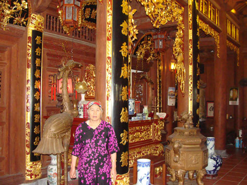 Nhắc đến những căn nhà gỗ cực kỳ đắt đỏ, không thể không nhắc đến ngôi nhà vườn nằm trong khuôn viên chính rộng đến 5.000 m2 của đại gia Nguyễn Đức Lượng (chủ tịch HĐQT, kiêm tổng giám đốc Công ty Cổ phần Đầu tư Phát triển nhà Trường Linh) tại Chí Linh, Hải Dương.