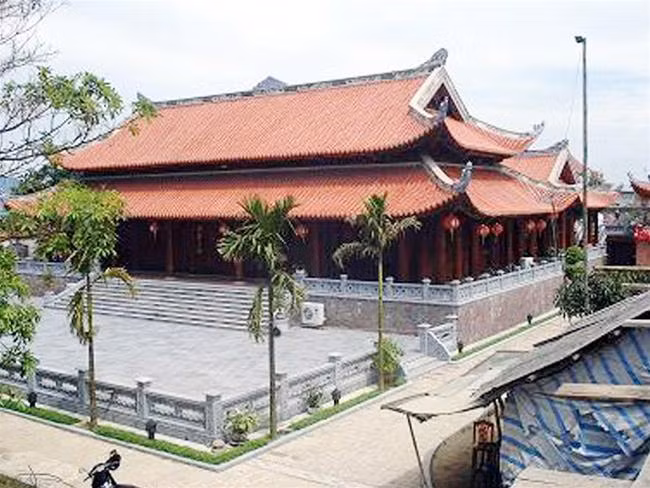 Chịu chơi không kém, đại gia kinh doanh gỗ Lê Đình Cường (ở Nghi Phú, TP Vinh, Nghệ An) cũng kỳ công xây dựng khu nhà được ví như biệt phủ của Hòa Thân (một nhân vật thời Đường ở Trung Quốc), với hàng trăm m3 gỗ trắc, gỗ đinh hương được sử dụng để làm nhà.