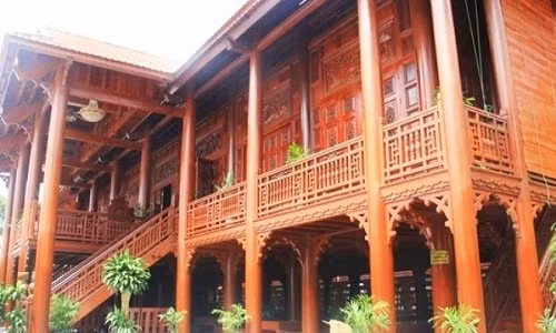 Người dân tại phố núi Điện Biên từng vô cùng choáng ngợp trước độ chịu chơi của một vị đại gia khi chi gần 200 tỉ đồng để dựng căn nhà gỗ vô cùng hoành tráng. Ngôi nhà gỗ độc đáo này được thiết kế dạng nhà sàn, trải rộng trên diện tích gần 500 m2, nằm trong một khu du lịch sinh thái của Điện Biên.