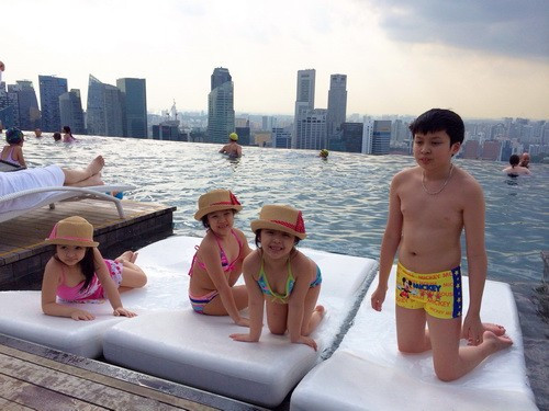 Suti cũng được bố mẹ cho đi du lịch nhiều nơi trên thế giới như Mexico, Mỹ, Singapore...