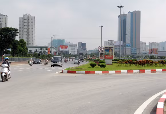 Cân nhắc vị trí khu căn hộ tới các địa điểm như chỗ làm, bệnh viện, khu hành chính… sao cho thuận tiện nhất. Tuy nhiên, những dự án có vị trí đẹp thường có giá rất cao. Vậy nên những dự án xa hơn nhưng nếu hạ tầng, giao thông thuận tiện vẫn có thể khắc phục được phần nào nhược điểm khoảng cách.