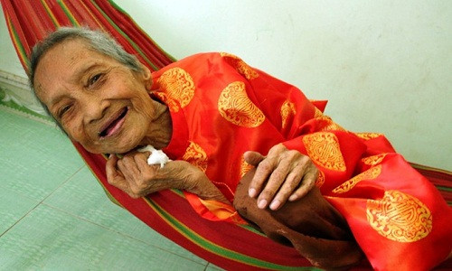 Mới đây, Hiệp hội Kỷ lục Thế giới (World Records Association – WRA) chính thức công bố: cụ bà Nguyễn Thị Trù (SN 1893, 122 tuổi), hiện sống tại ấp 5, xã Đa Phước, huyện Bình Chánh, TP HCM, là “Cụ bà cao tuổi nhất thế giới".