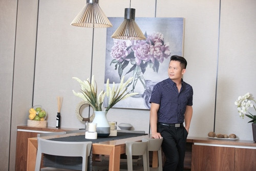 Không gian căn hộ chọn tông màu nhẹ nhàng, với nội thất bằng gỗ hiện đại theo sở thích của chủ nhân.