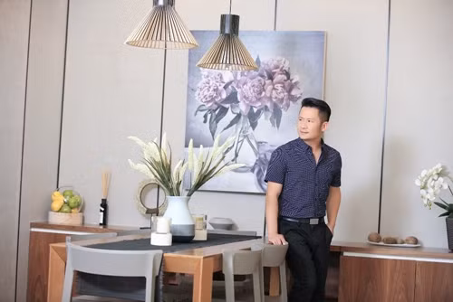 Không gian căn hộ chọn tông màu nhẹ nhàng, với nội thất bằng gỗ hiện đại theo sở thích của chủ nhân.