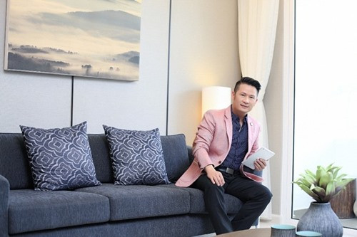 Ngoài căn biệt thự gỗ đắt tiền ở Mỹ, để tiện cho công việc, nam ca sỹ "Trái tim bên lề" đã mua một căn hộ cao cấp tại TP HCM.