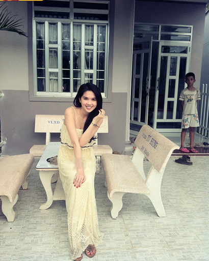 Ngọc Trinh là người đã giúp xây dựng ngôi nhà này cho mẹ kế của cô. Tuy nhỏ bé nhưng nơi đây rất gọn gàng, sạch sẽ.