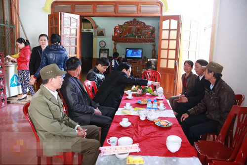 Trong ngày cưới của Công Vinh, khoảng sân rộng có mái che trước cửa nhà được gia đình kê bàn ghế để mời khách khứa.