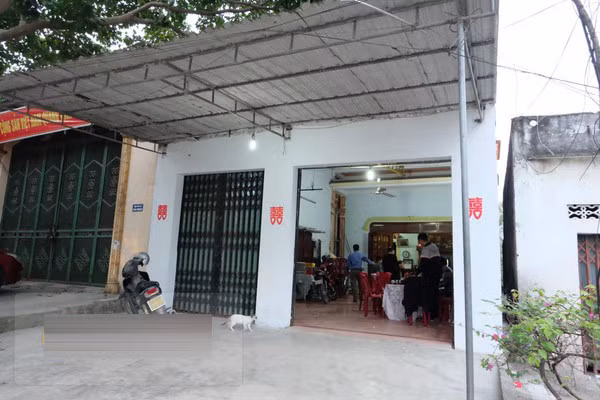 Tại Nghệ An, căn nhà nhỏ này là nơi gia đình của cầu thủ Công Vinh đang sinh sống. Mặc dù không hiện đại, cao cấp nhưng căn nhà quê rộng rãi, đem đến cảm giác dễ chịu, bình yên.