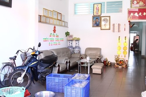 Đồ nội thất và cách bài trí trong nhà khá giản dị. Trong hình là phòng khách với nhiều đồ đạc chuẩn bị đám cưới của cô và cầu thủ Công Vinh vào năm ngoái.