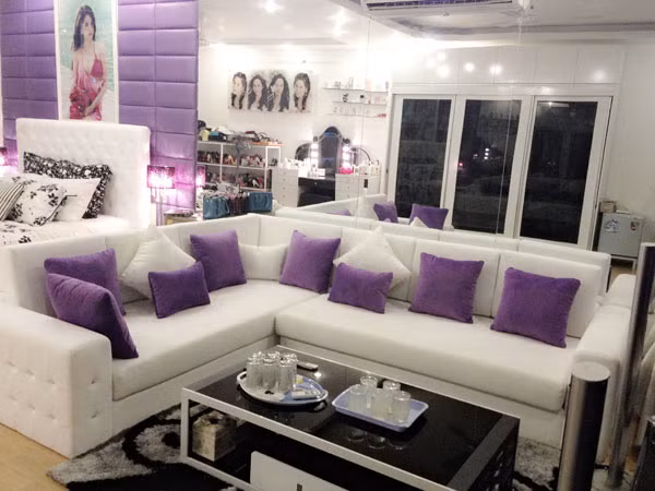 Từng có tuổi thơ vất vả, cơ cực, khi đổi đời có khối tài sản lớn trong tay, Ngọc Trinh sống trong căn hộ cao cấp có giá trị hàng tỷ đồng.