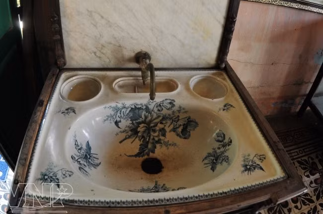 Bồn rửa tay sứ được mang từ Pháp về.