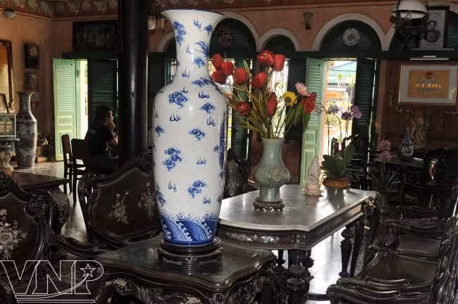 Bộ bàn ghế khảm trai độc đáo xuất xứ từ Vân Nam (Trung Quốc).