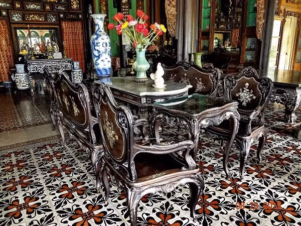 Nền nhà được lát gạch hoa nhập từ Pháp, đóng trần Plafond, trang trí hoa văn tinh tế. Ngoài ra, gia chủ còn sưu tầm nhiều tách chén cổ từ đời nhà Minh - Thanh (Trung Quốc).