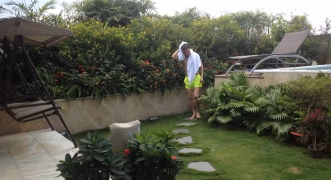 Cây cối xanh tươi, lối đi xếp bằng các phiến đá khiến sân thượng biến thành một khu vườn thứ hai trong biệt thự.