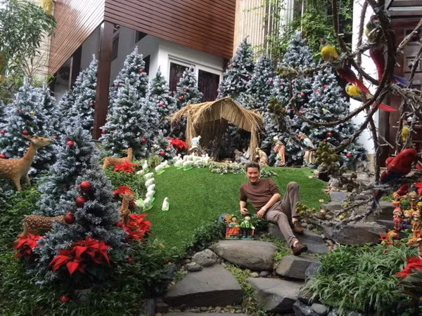 Ca sĩ Đàm Vĩnh Hưng chụp ảnh trong khu vườn được trang trí cầu kỳ, đẹp mắt.