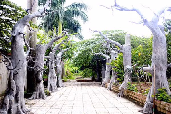 Khu đất này với giá 27 triệu đồng từ những năm 1994 và được xây dựng vào năm 2001. Khu nhà vườn rộng 10.000 m2 là nơi diễn viên Giang Còi cùng bạn bè, người thân nghỉ dưỡng và thường xuyên gặp mặt.