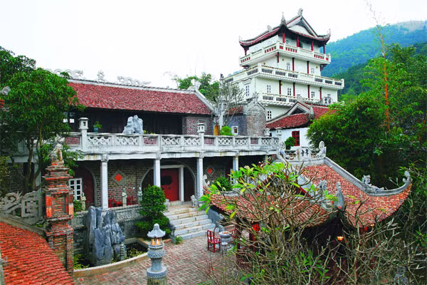 Phủ Thành Chương ở xã Hiền Linh, huyện Sóc Sơn (Hà Nội) do hoạ sĩ Thành Chương đầu tư xây dựng là một trong công trình đồ sộ và độc đáo. Việt Phủ có diện tích 10.000m2, với nhiều khu nhà với thiết kế đặc trưng riêng mang phong cách đồng bằng Bắc Bộ lẫn miền Trung, Nam Bộ...