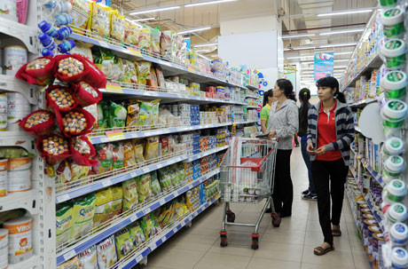 Nằm trong chuỗi chương trình chào mừng lễ 30/4, diễn ra trong ba tuần (từ 11/4 - 3/5), một siêu thị lớn trên đường Trần Phú - Hà Đông - Hà Nội tung chương trình siêu khuyến mại, giảm giá từ 29 - 49% nhu yếu phẩm, thực phẩm sống (cá basa, rau, thịt) giảm tới gần 50%.